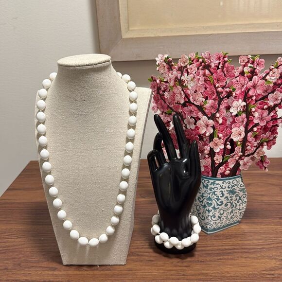 Vintage Crown Trifari White Lucite Bead Necklace & 2 Strand Matching Bracelet. - Picture 1 of 7